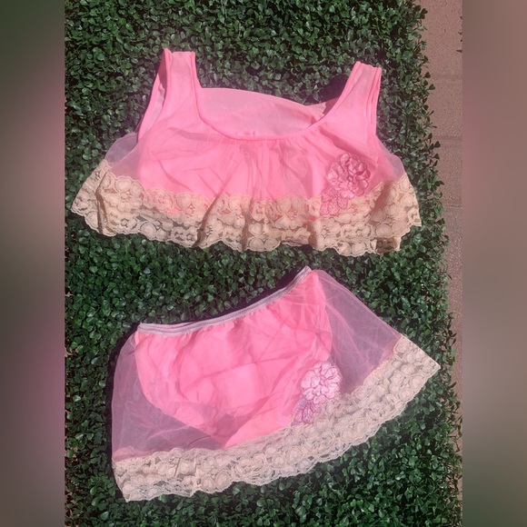 Very special 1960s pink lingerie set w/ cream floral lace and appliqué